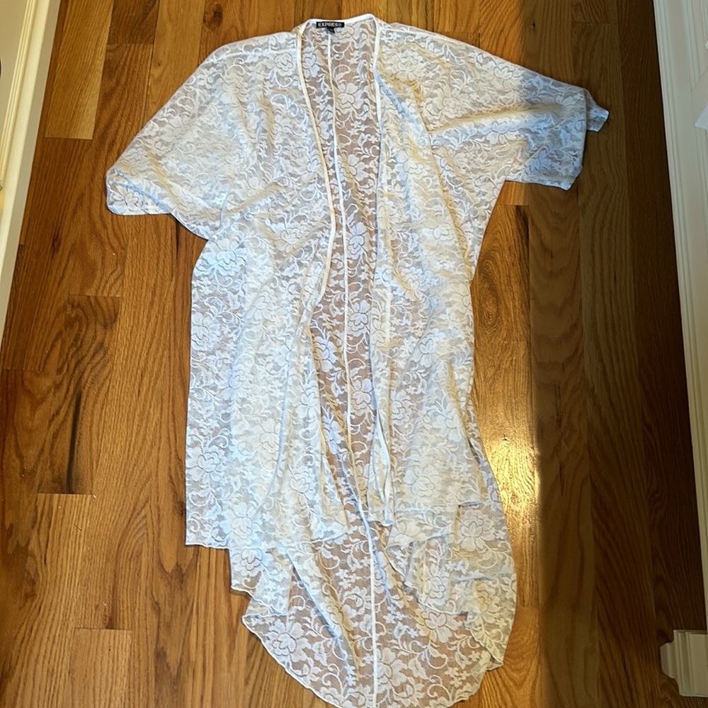 Express White Short Sleeve Kimono with Floral Design, High-Low Design